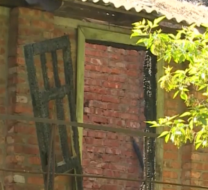 Видео: В центре Смоленска не могут избавиться от заброшенных сараев